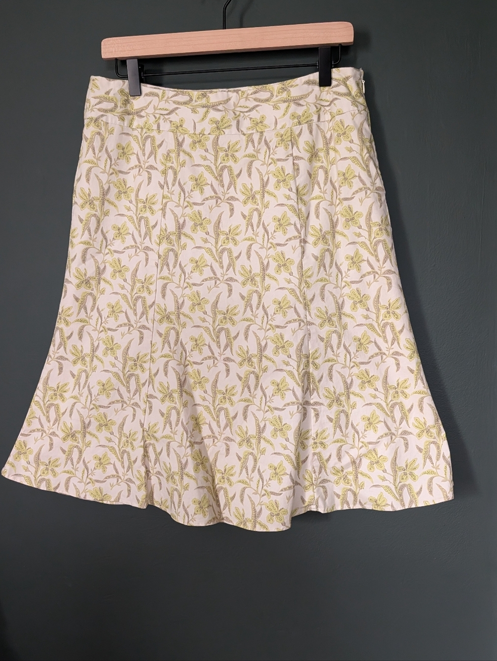 GAP Stretch White A-Line Skirt with Light Green Floral Print